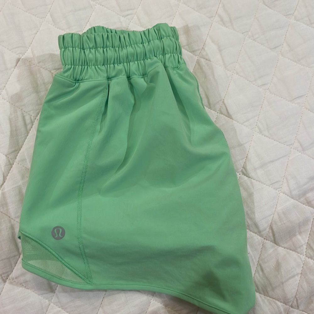 Lululemon Scream Green hotty hots size 2, 2.5”shorts